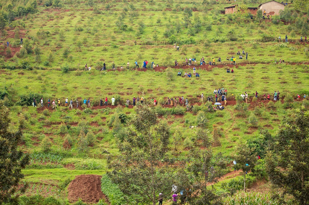 Abaturage babanje gukora umuganda rusange, nyuma yaho bahabwa ibiganiro, bamwe muri bo basuzumwa indwara zitandura