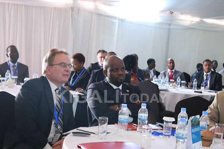 Minisitiri Nsengimana avuga ko Leta igiye kongera ingufu mu kwigisha abaturage gukoresha ikoranabuhanga.