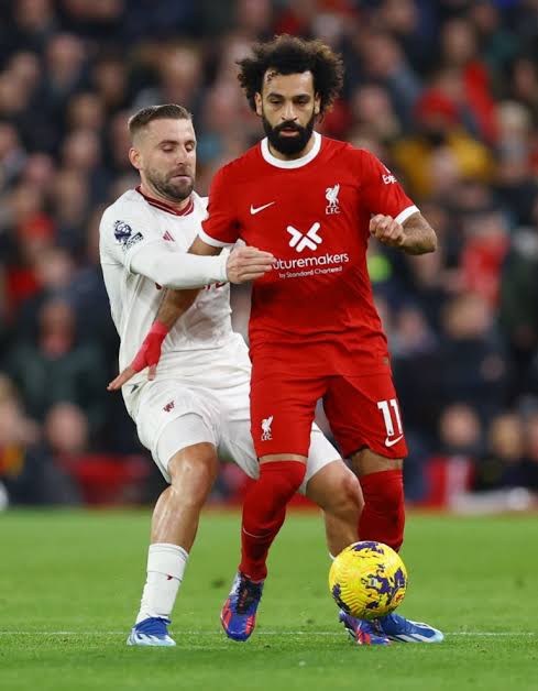 Myugariro Luke Shaw wa Man United ahanganye na Mohammed Salah wa Liverpool