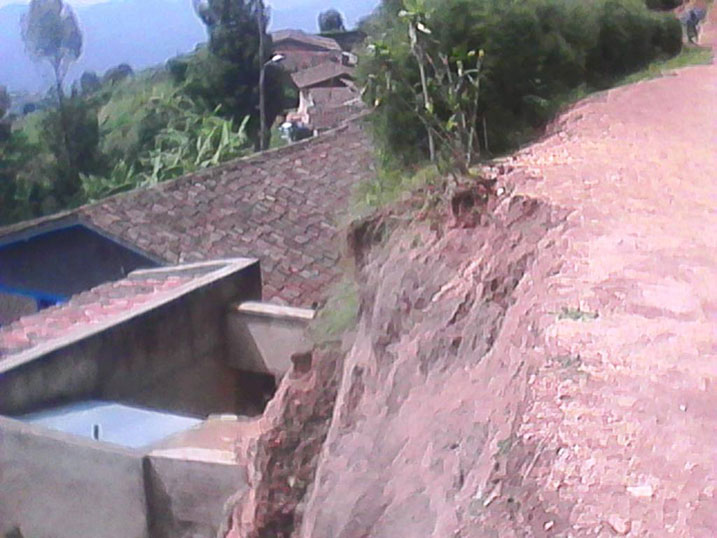 Nubwo batujwe mu mudugudu baracyafite ikibazo cy'inkangu.