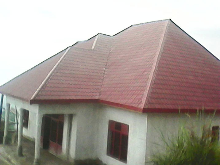 Nubwo benshi bakunda kubakisha amategura kuko ngo abahendukira bamwe mu baturage batangiye kubaka inzu zigezweho.