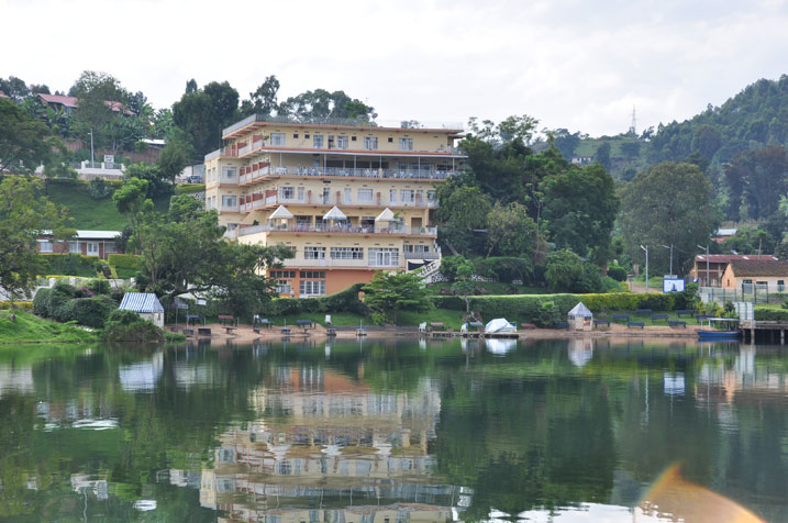 N'ubwo hahoze hameze nko mu cyaro, ubu hamaze kugera amahotel arenga icyenda kandi meza. Amenshi muri yo nka Golf Eden Rock Hotel ari ku nkengero z'ikiyaga cya Kivu.