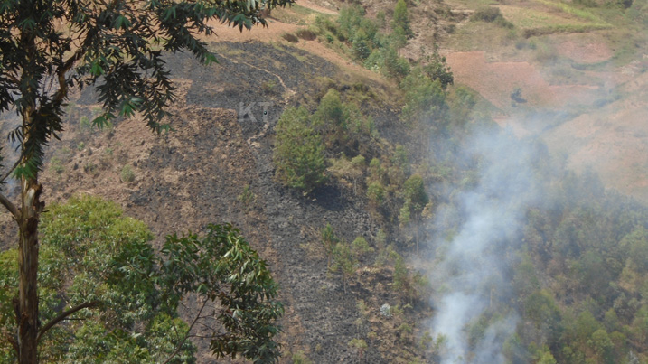 N'ubwo imvura yaguye hari aho bagitwika 