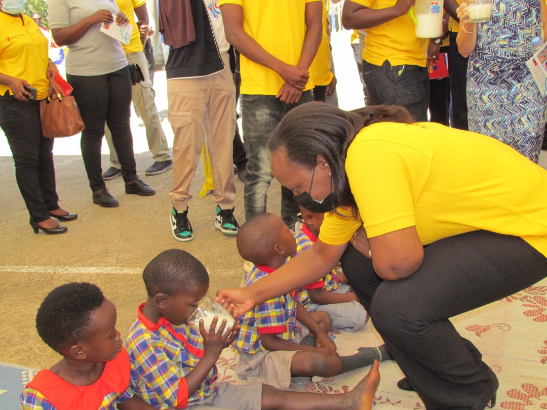 Umutoni Nadine yahaye abana amata mu rwego rwo gushishikariza ababyeyi gutanga ifunguro ryuzuye