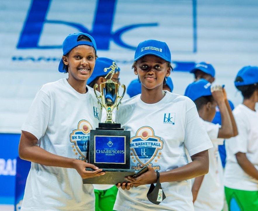 Rutagengwa Nadine (wambaye ingofero ireba inyuma) asanzwe ari umukinnyi wa The Hoops Rwanda ukomeye