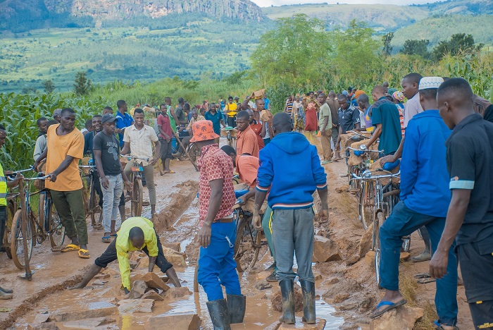 Nasho bakoraga umuhanda wangijwe n'imvura