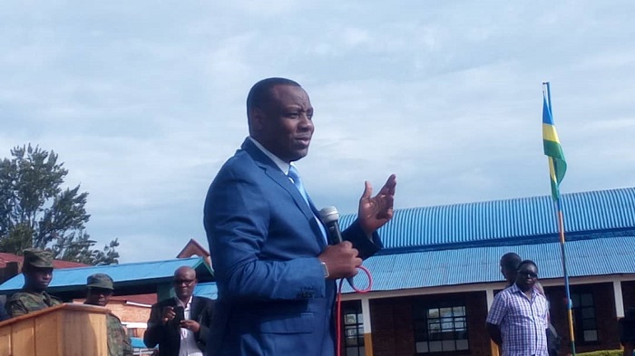 Minisitiri Munyakazi yasabye abanyeshuri gutsinda