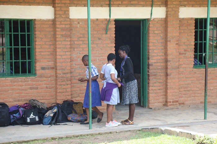 Mbere yo kwinjira mu kizamini abana babanza gusakwa