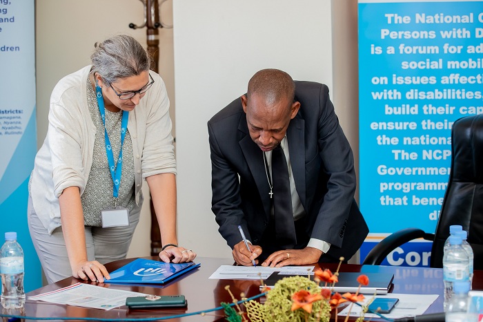 Emmanuel Ndayisaba asinya amasezerano y'ubufatanye