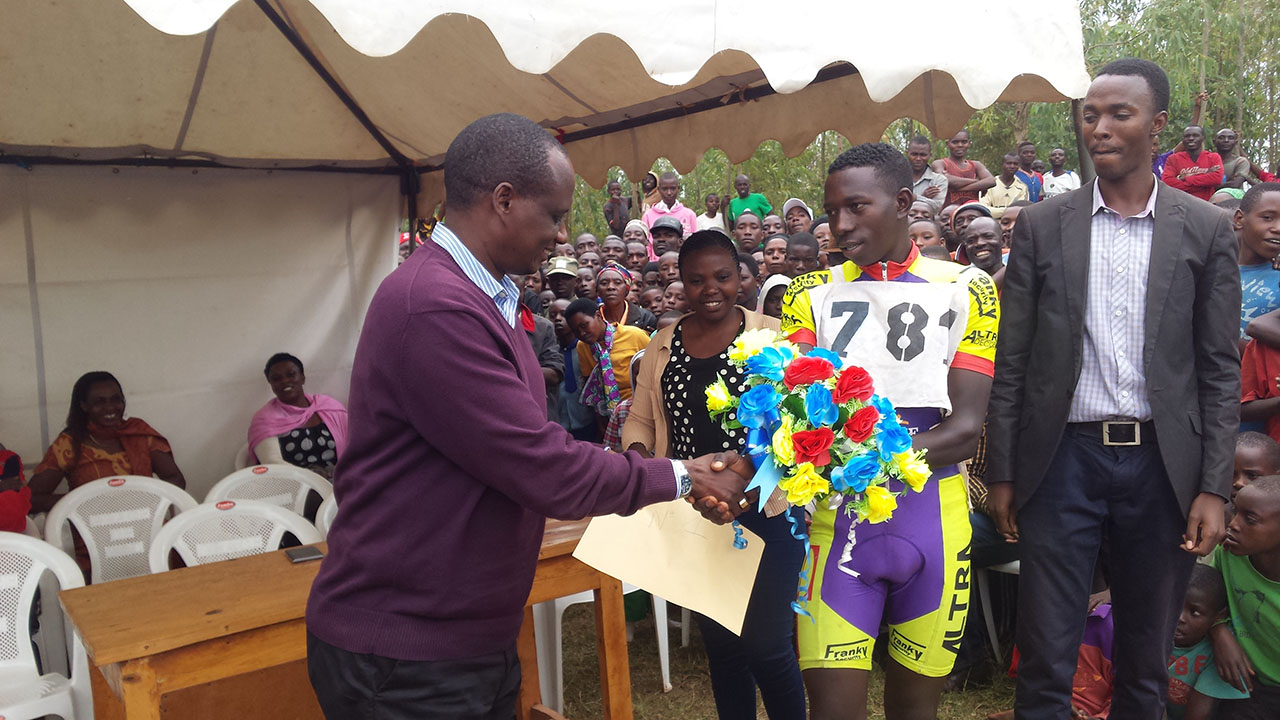 Ndagijimana Daniel wegukanye irushanwa ahembwa