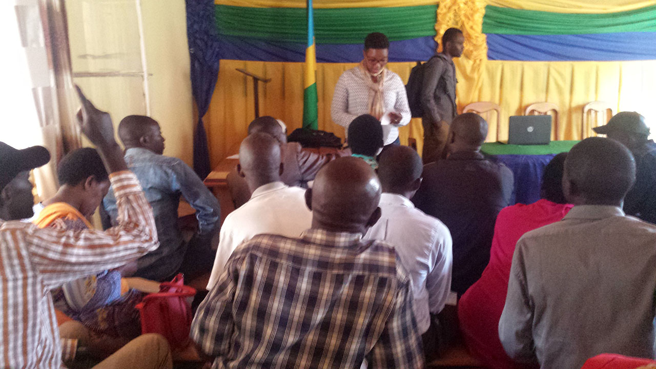 Ndamage Angelique uri imbere, akaba ari umukozi w