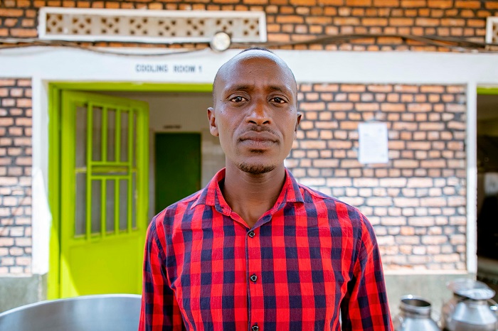 Ndamiye Edward, umucungamutungo ku ikusanyirizo ry'amata rya Koperative Rwabiharamba