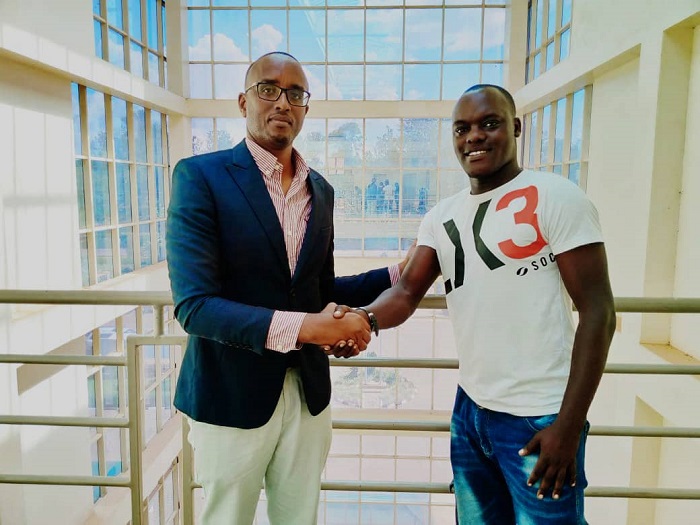 Umuyobozi wa NFF, Ndayisaba Fabrice (iburyo), hamwe n'Umuyobozi w'Akarere ka Bugesera, Richard Mutabazi