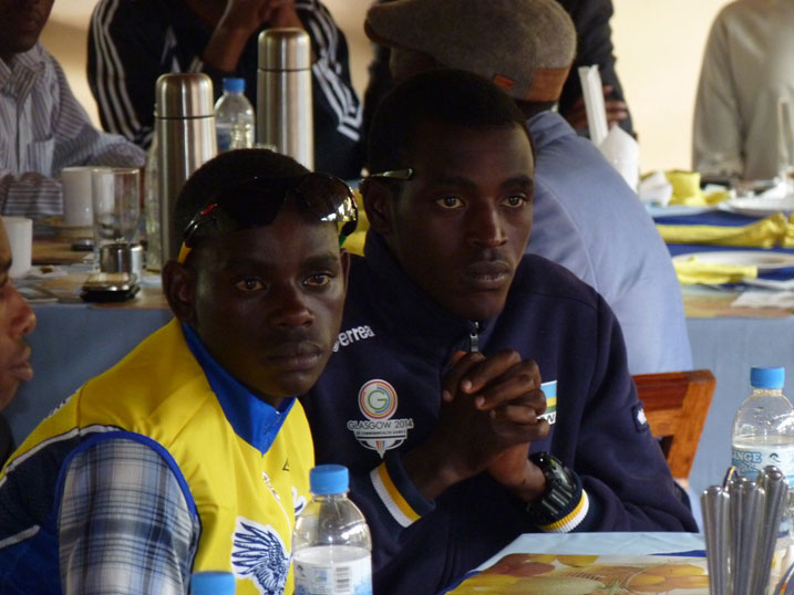 Ndayisenga Valens (wambaye umukara) yakiriwe i Rwamagana.