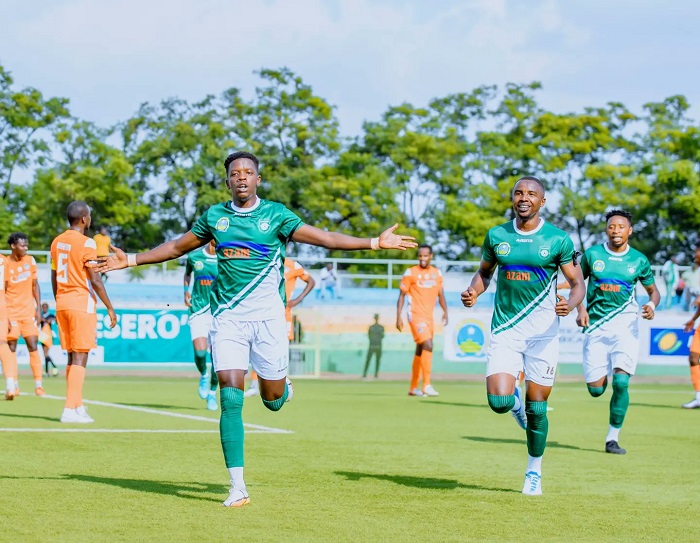 Myugariro Ndayishimiye Thierry yishimira igitego cya kabiri cya Kiyovu Sports yatsinze