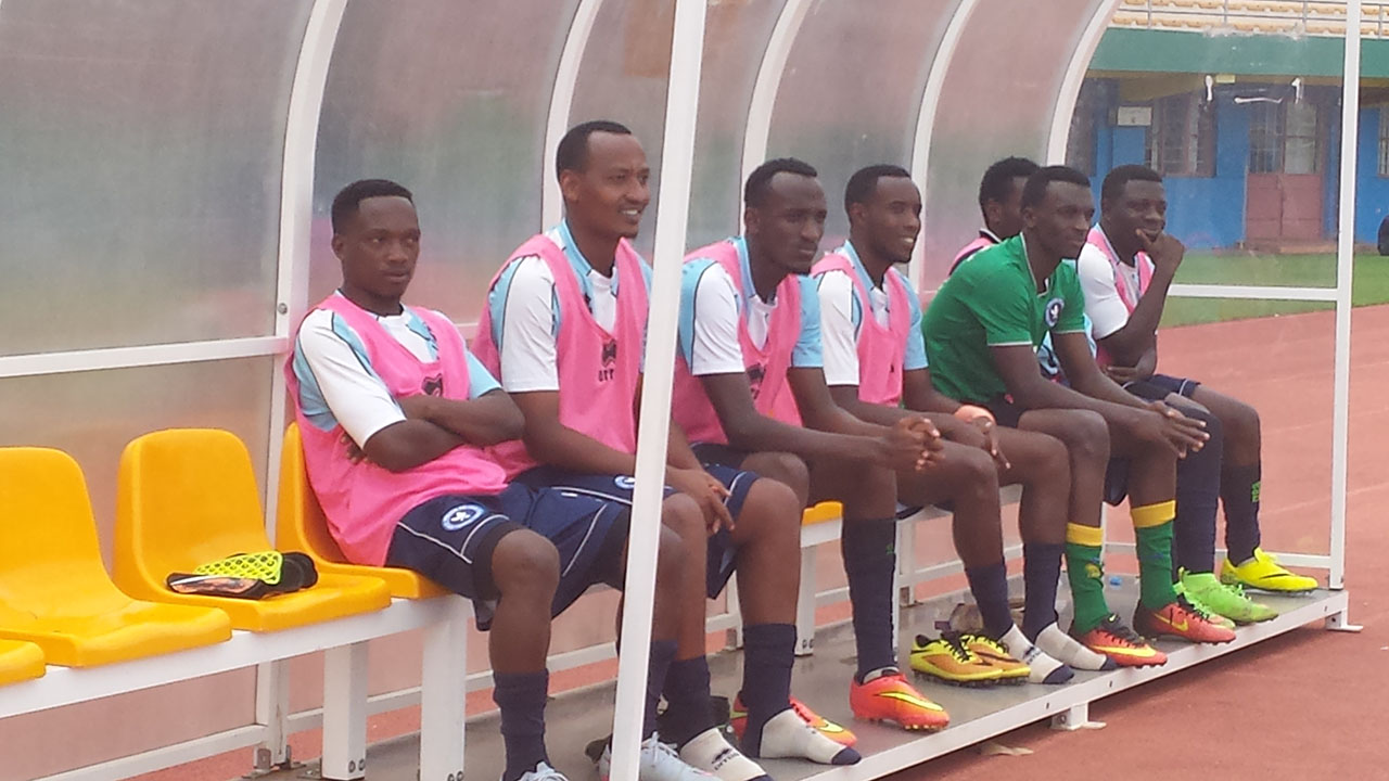 Ndayishimiye Celestin (ubanza ibumoso) wavuye muri Mukura, imikino yose ayisoreje ku ntebe y'abasimbura