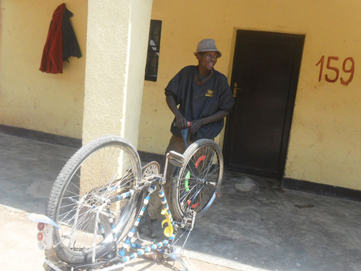 Afite intego ko uyu mwaka usiga akanika moto.