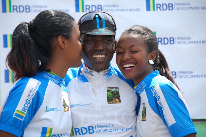 Ndayisenga yanahawe igihembo cy'umunyarwanda witwaye neza.