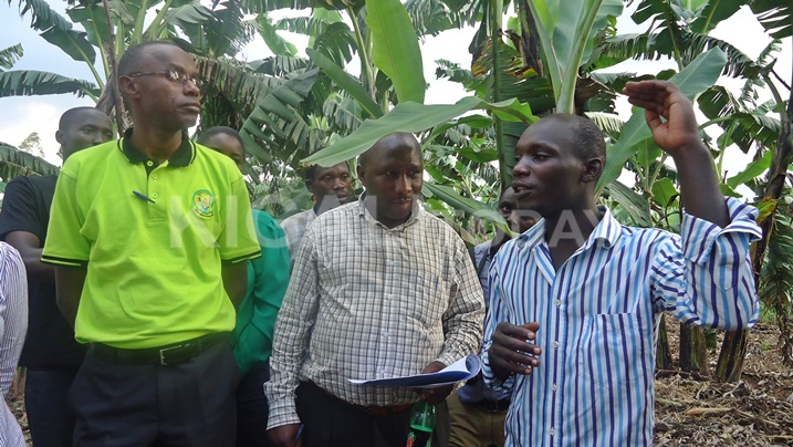 Ndikumana asobanurira abayobozi bamusuye icyerekezo afite cy'iterambere.