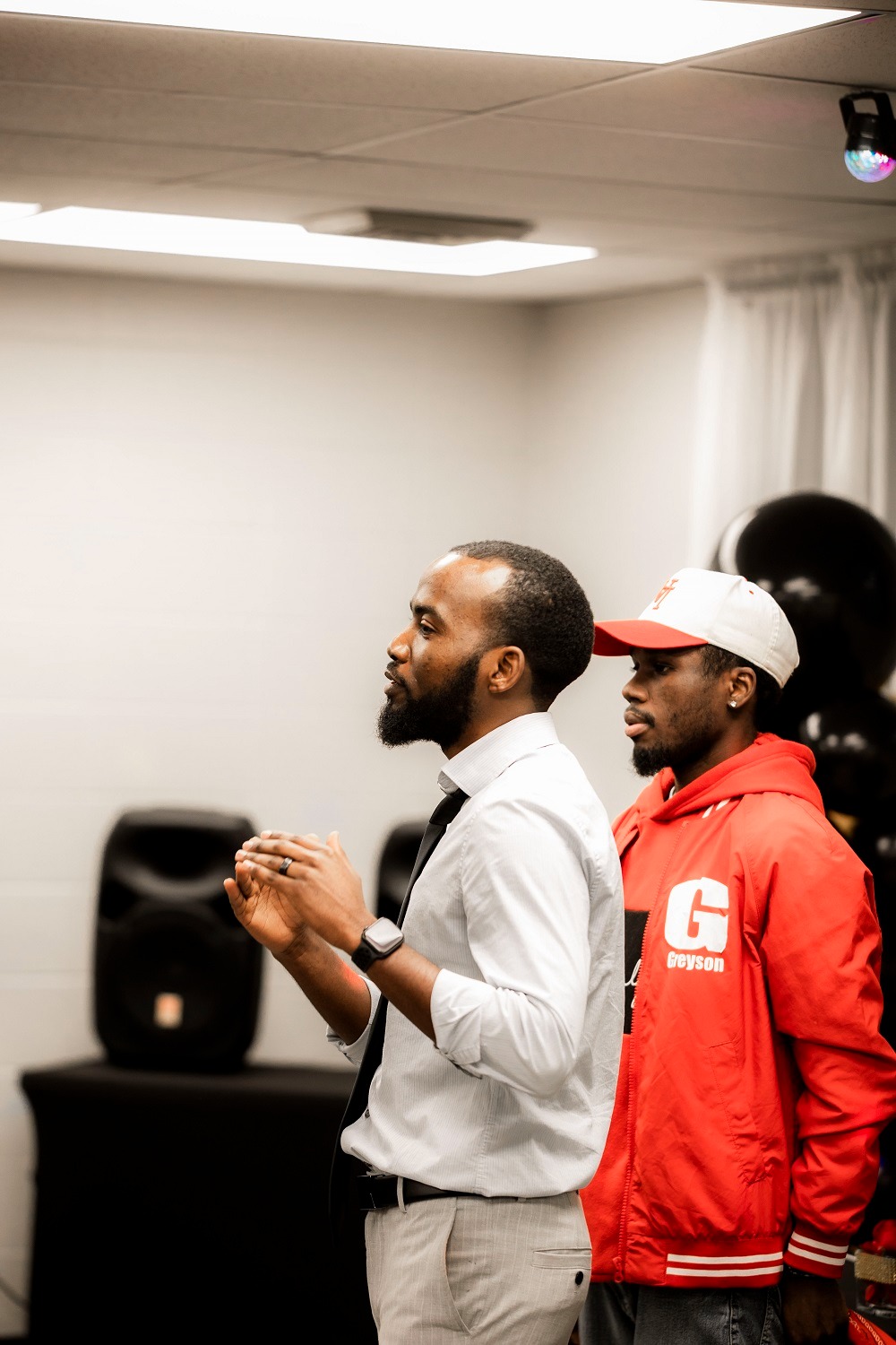 Ndisanze Elie (wambaye ishati y'umweru) watangije irushanwa rya 'Show me Your Talent'