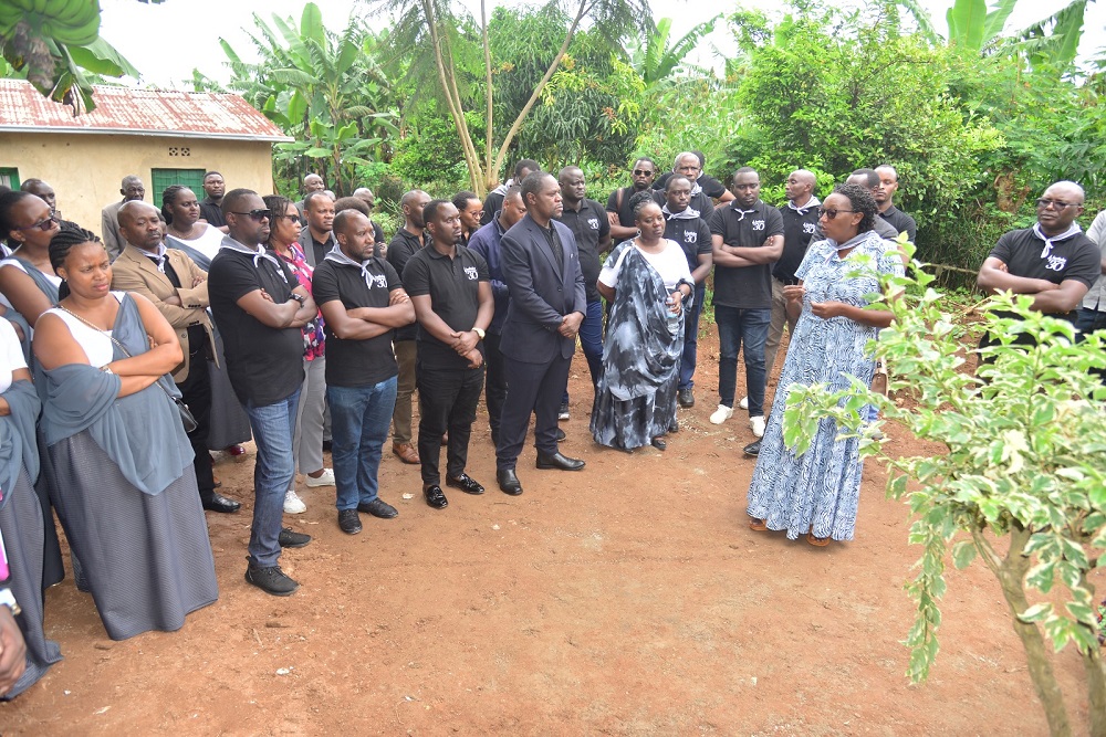 Umwanankabandi Mathilde uhagarariye umuryango wa IBUKA mu Murenge wa Ntarama (uhagaze imbere wambaye ikanzu) yashimiye abayobozi n'abakozi ba NESA baje kubasura