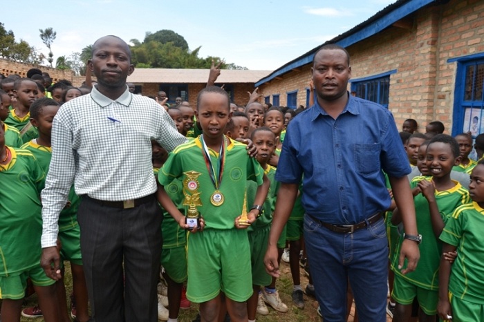 Umuyobozi w'ishuri New Vision Primary School i Huye yeretse abandi banyeshuri Rugwiro watsinze amarushanwa