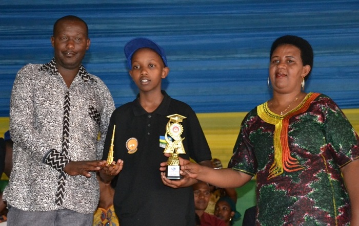 Rugwiro n'ababyeyi be bishimiye igihembo yatsindiye i Dubai