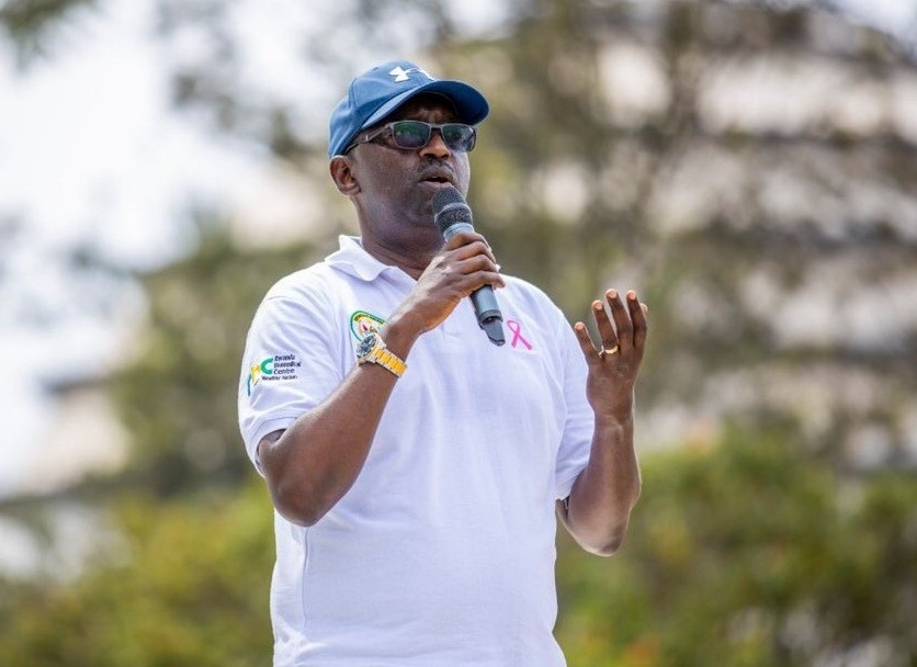 Minisitiri Ngamije abwira abaturage ibimenyetso bya Kanseri y'ibere