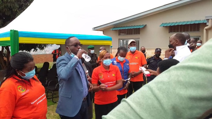 Minisitiri Ngamije na we yanyweye ikinini cy'inzoka