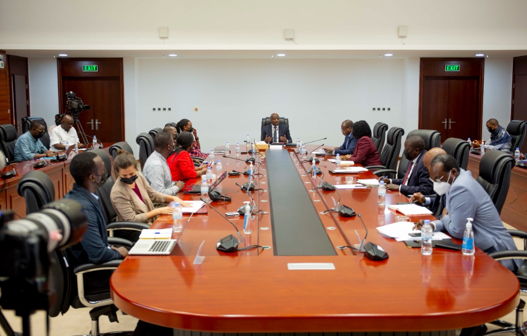 Minisitiri w'Intebe hamwe n'abandi bayobozi batandukanye, baganiriye n'abanyamakuru ku bibazo byerekeranye n'izamuka ry'ibiciro ku isoko