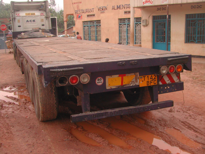 Ikamyo yagonze izindi modoka eshatu.