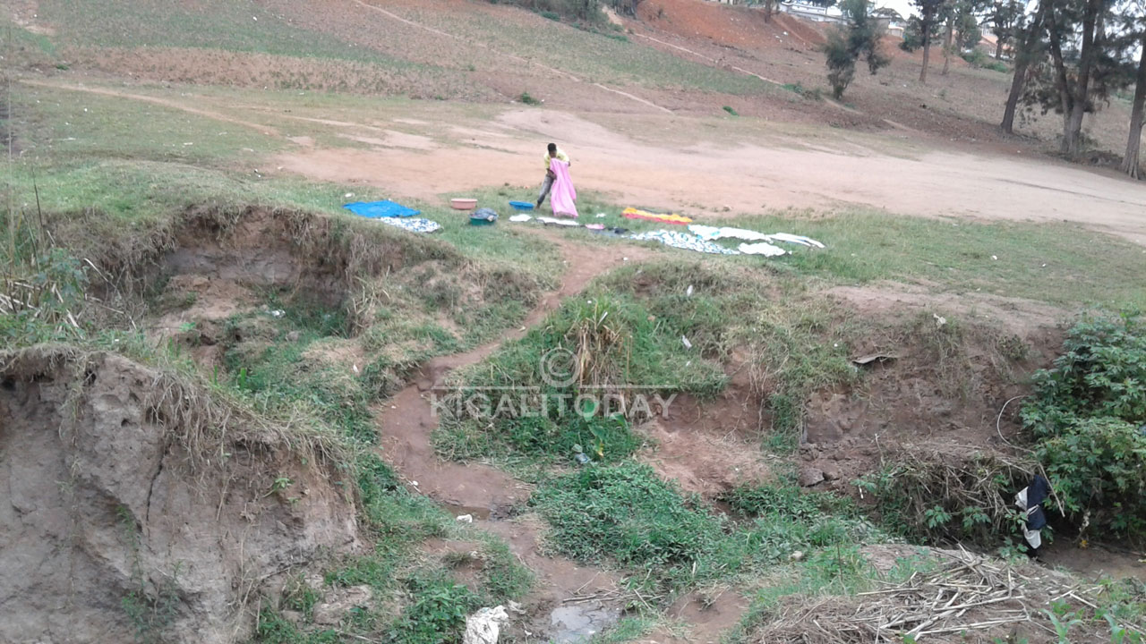 Aya mazi iyo ageze mu gishanga yivanga n'ayo abaturage basanzwe bafurisha imyambaro yabo bikabatera impungenge z'uburwayi