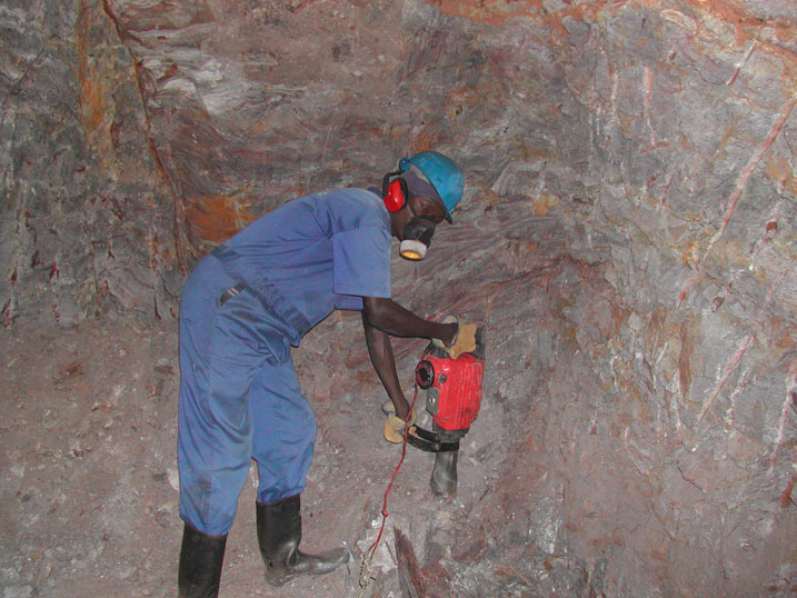 Bageze ku rwego rwo gukoresha ibikoresho bigabanya imvune mu kazi kabo.