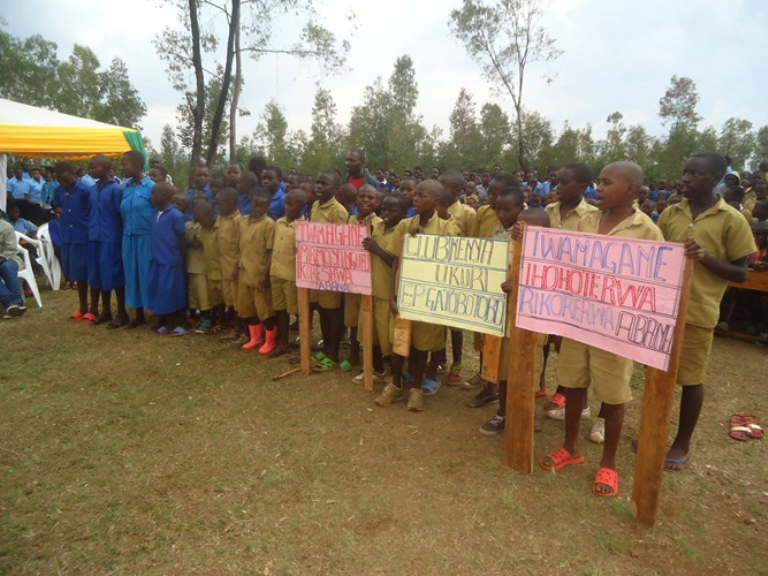 Haracyari byinshi bigihungabanya uburenganzira bw'umwana bikwiye guhagurukirwa n'abo bireb bose