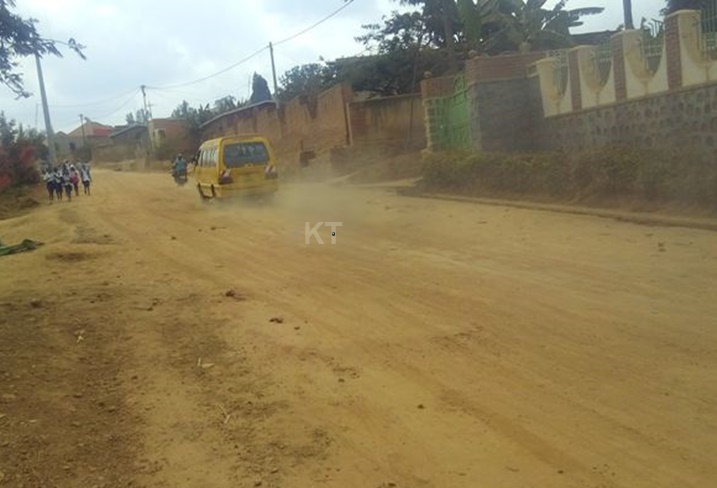 Iyo ikinyabiziga gitambutse, ivumbi riratumuka.