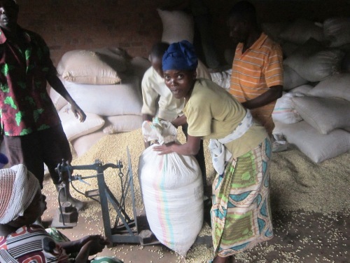 Bamwe mu batewe inkunga bavuga ko bitazababuza gukomeza kwicwa n'inzara kuko imyaka yabo yangijwe n'ibiza.