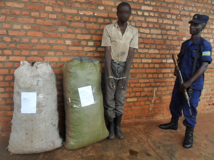 Ruganintwari Revelien avuga ko kujya mu bikorwa byo kugemura urumogi abiterwa n