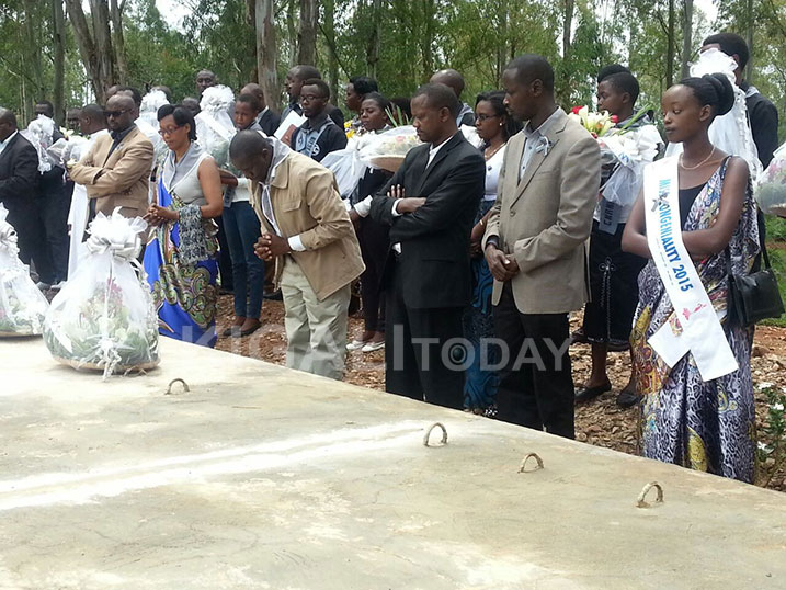 Abayobozi b'Akarere ka Ngoma n'abadepite bifatanyije n'abo mu Murenge wa Zaza, Umudugudu wa Jyambere bashyira indabo ku rwibutso rwa Zaza.