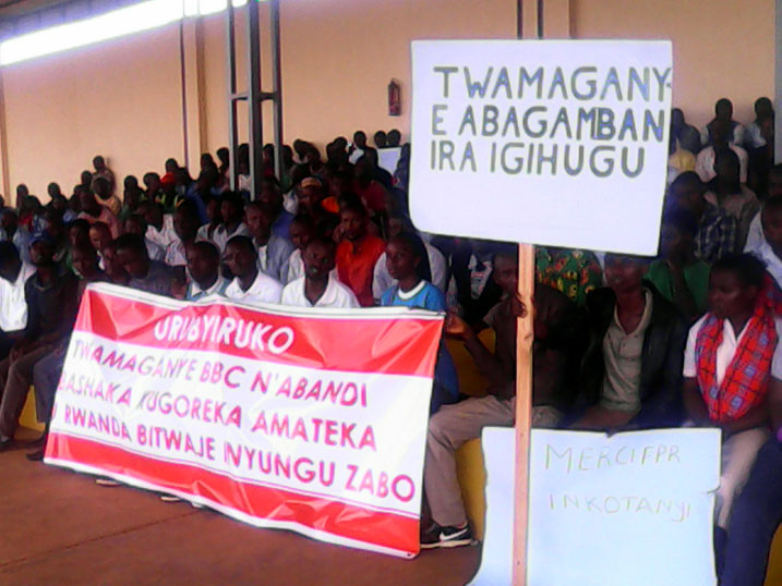 Abakoze urugendo rwo kwamagana BBC bari bafite ibyapa biriho ubutmwa bunyuranye bugaragaza kutanyurwa na Filimi ya BBC.