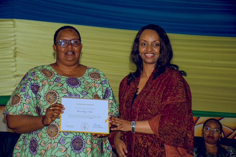 Guverineri wa BNR, Soraya Hakuziyaremye ashyikiriza seritifika umwe mu bahuguwe