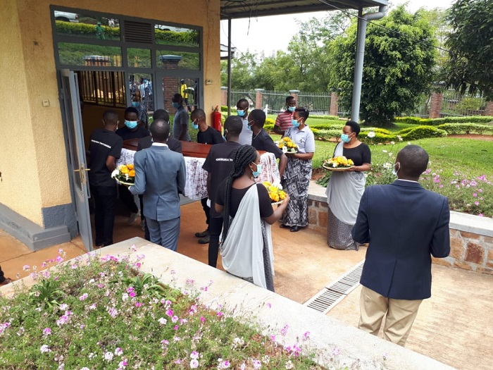 Abafite ababo bashyinguwe babaherekeje mu buryo bubahesha icyubahiro