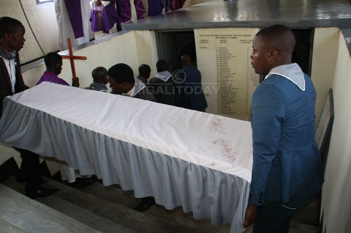 Imibiri y'abo bana 12 hamwe n'iy'abandi bazize Jenoside bashyinguye mu rwibutso rwa Kavumu 