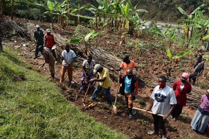 Abaturage bafatanyije n'izindi nzego gushakisha imibiri