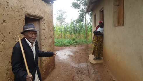 Ngurube n'umugore we mu gikari cy'inzu bubakiwe.