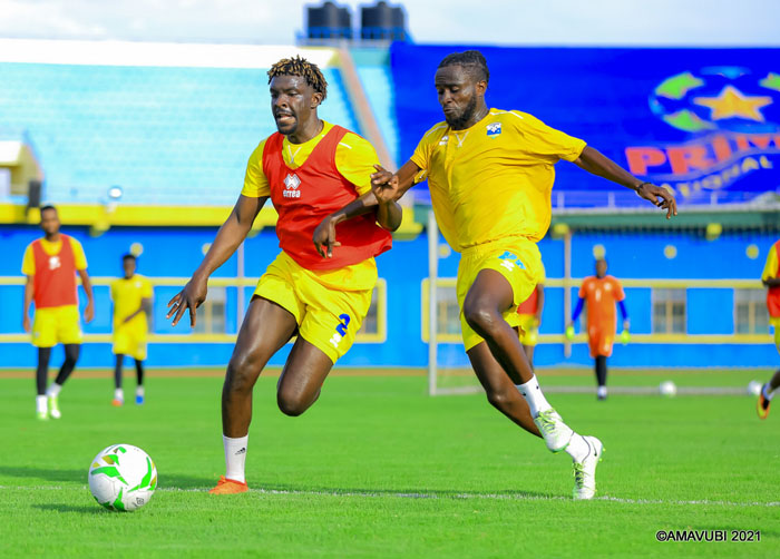 Ngwabije Bryan ukinira SC Lyon ahanganiye umupira na Nishimwe Blaise wa Rayon Sports