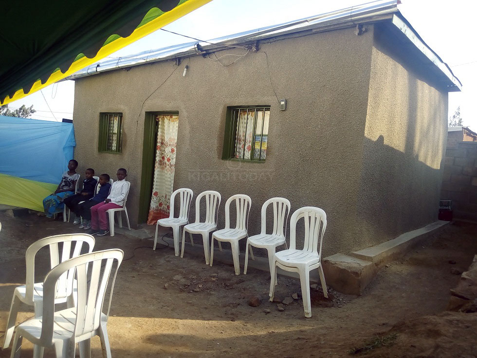 Iyi nzu ya mukecuru Musanabera yendaga kumugwaho barayimusanira 