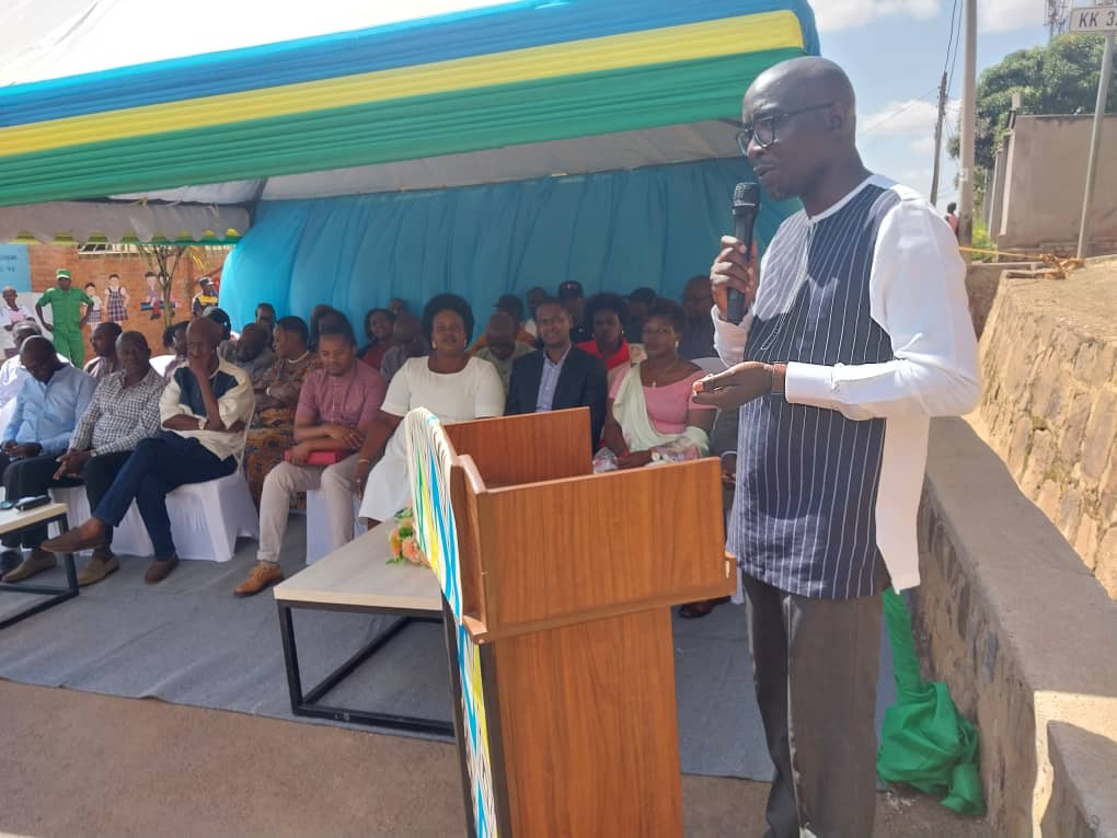 Eliachim Ishimwe, umwe mu baturage batanze umusanzu wabo mu kwiyubakira umuhanda