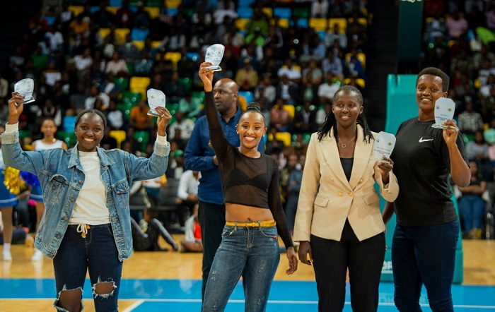 Uhereye iburyo Urwibutso Nicole ni uwa kabiri yahembwe miliyoni na Banki ya Kigali nyuma yo kuza mu bakinnyi 5 bitwaye neza mu mwaka w'imikino 2018-2019