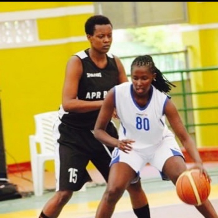 Urwibutso Nicole (ufite umupira) ahanganye na Umugwaneza Charlotte ukinira APR W BBC