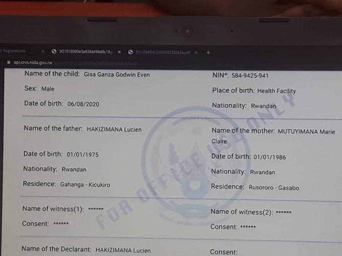 NIN ya mbere yatanzwe na Minisitiri w'Ubutegetsi bw'Igihugu, ari kumwe n'uw'Ubuzima